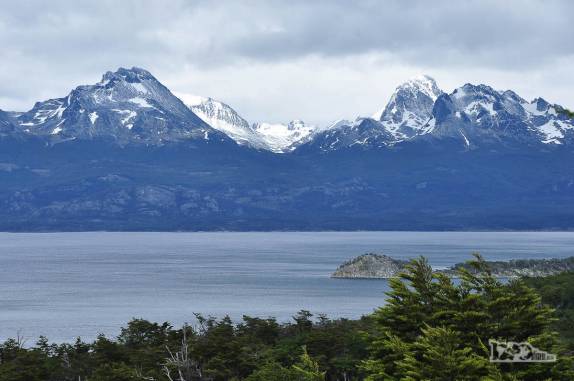 Montanhas nevadas e o Canal de Beagle, visual do parque nacional Tierra del Fuego, em Ushuaia, no sul da Terra do Fogo, na Argentina